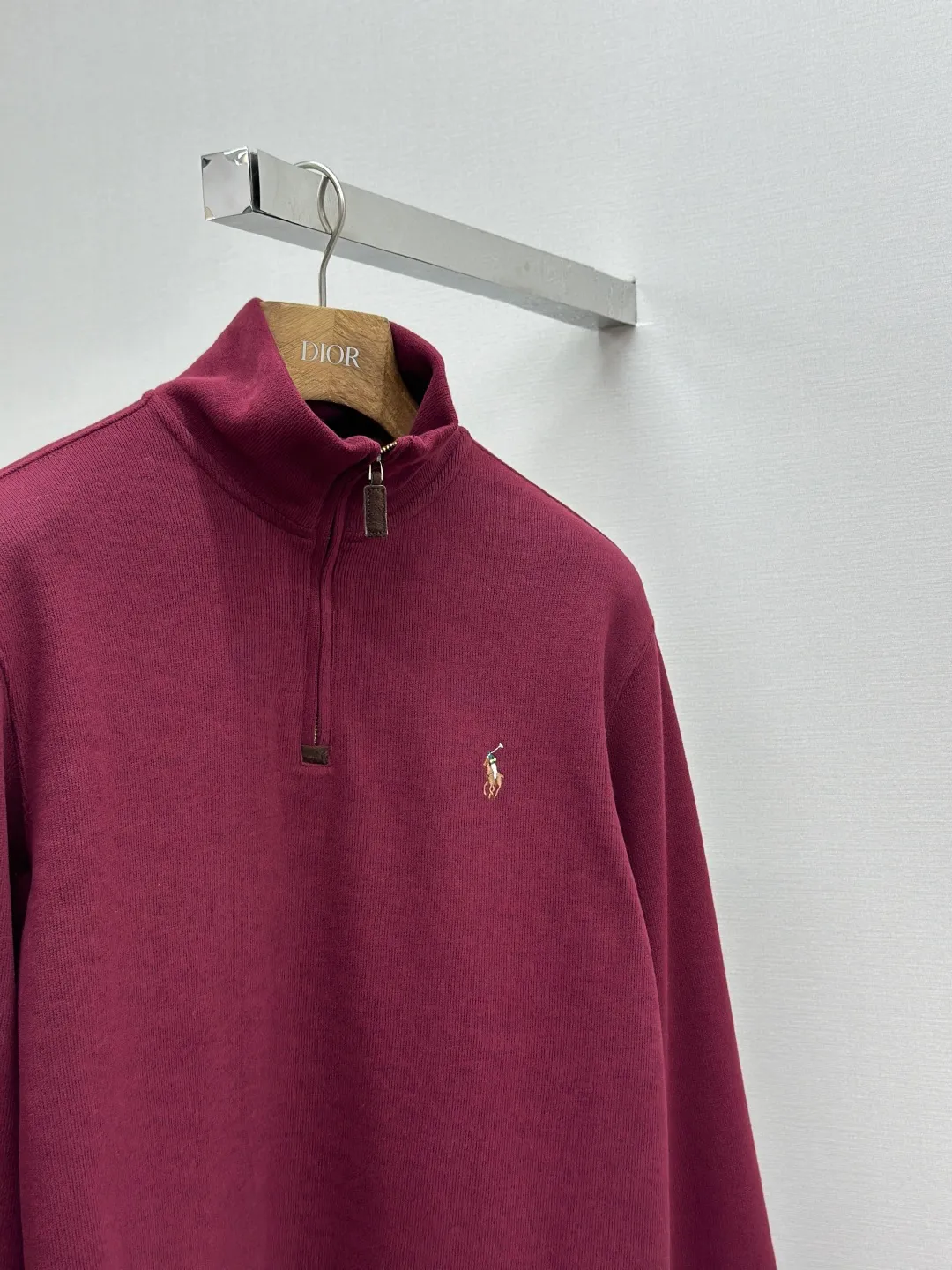 P370 Ralph Lauren colorful embroidered turtleneck sweatshirt. Customized elegant fine cotton velvet material. Soft and silky, comfortable and skin-friendly. It is based on low-saturated brown-red and incorporates a hint of purple mystery. The exquisite colorful pony logo jumps into burgundy. It has its own focus and is fully recognizable. Simple and smooth lines outline the overall outline. The design of the half-zipper is sublimated. The leather tab of the zipper head is distressed and retains slight raw edges. It hides unintentional beauty in the name of design. Create a new fashionable realm for sweatshirts. Process 1: Adopt imported machine embroidery technology. Use advanced computer control systems and precision mechanical components to realize pony mark embroidery operations with high precision and smooth and delicate lines. Process 2: The fabrics are washed and have a better hand feel. Not easy to deform, not easy to shrink, not easy to fade, and maintain long-term beauty. Accessories: Customized Ralph Lauren zipper. Customized Ralph Lauren trademark. Version: Fitted version. Size: S M L XL